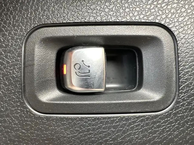 Mercedes-Benz 220 view 9