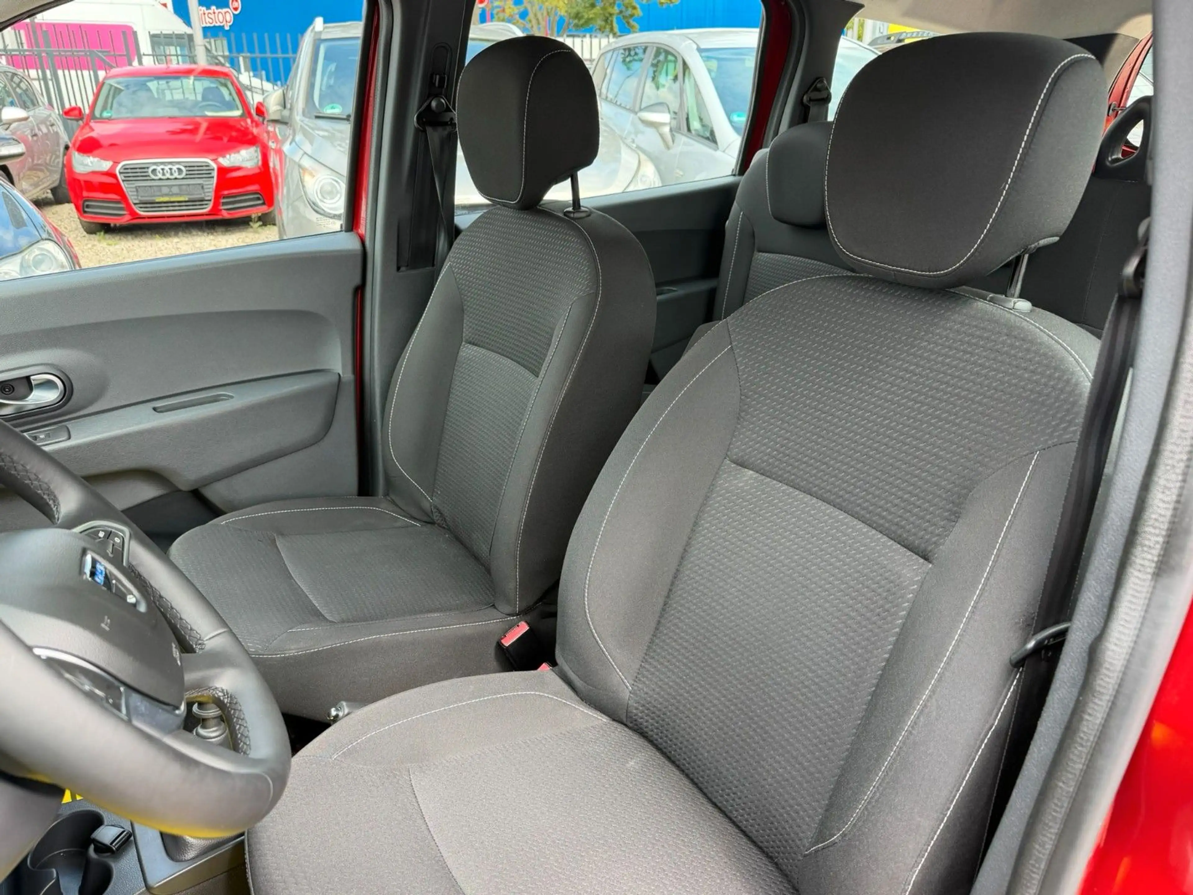 Dacia Lodgy Comfort *2.HD*Klima*Navi* TÜV Neu — photo 9