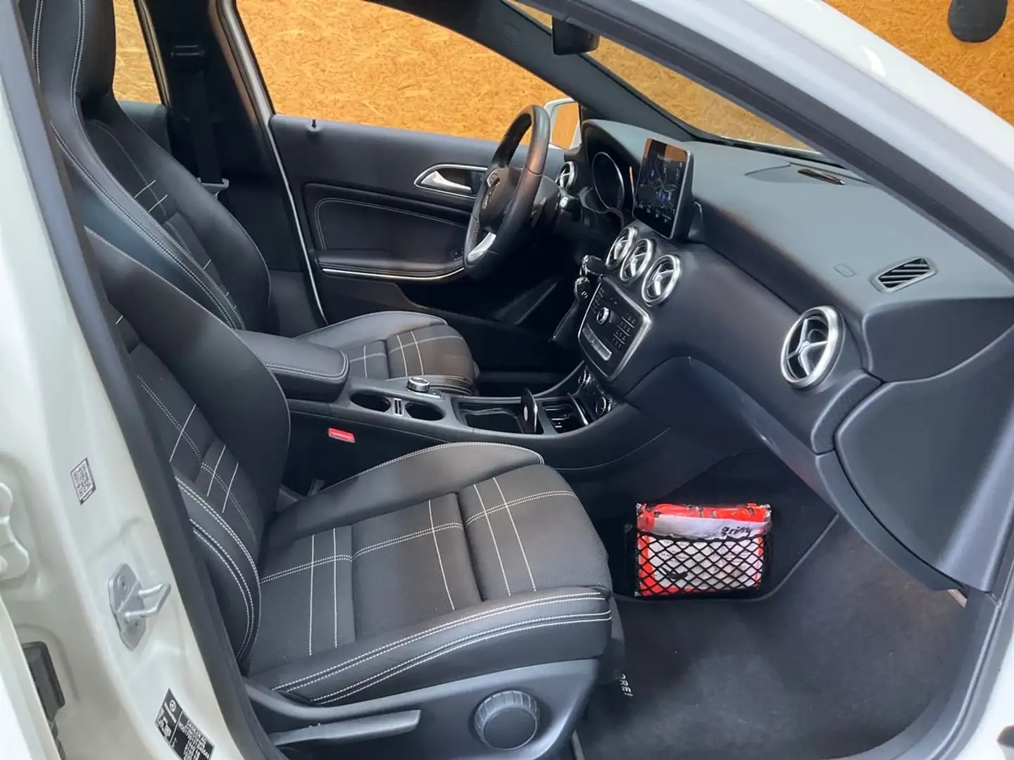 Mercedes-Benz A 180 A 180 d 7G-DCT Urban Weiß - 1