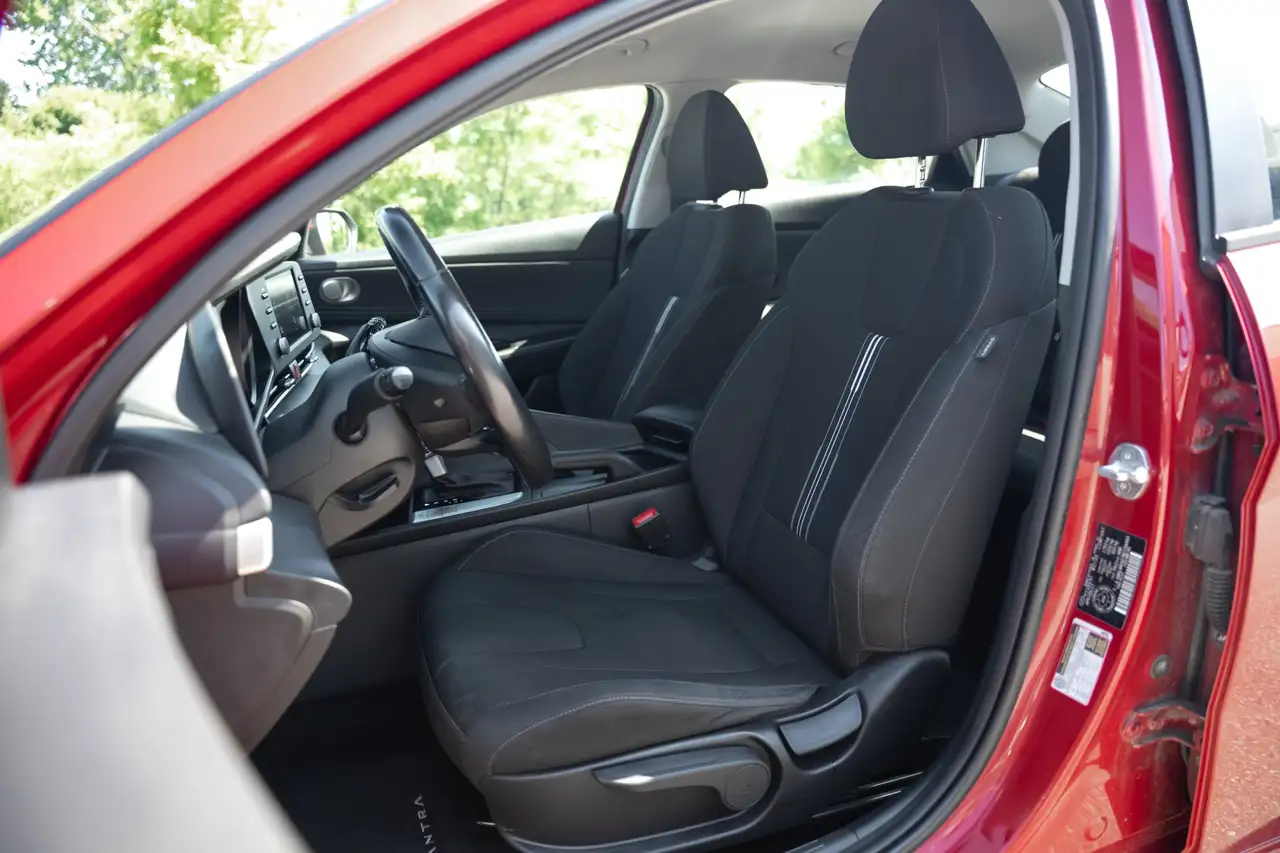 Hyundai ELANTRA photo Hyundai ELANTRA