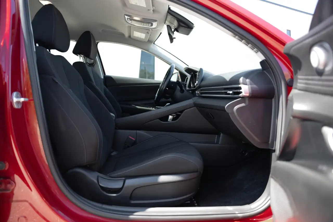 Hyundai ELANTRA photo Hyundai ELANTRA