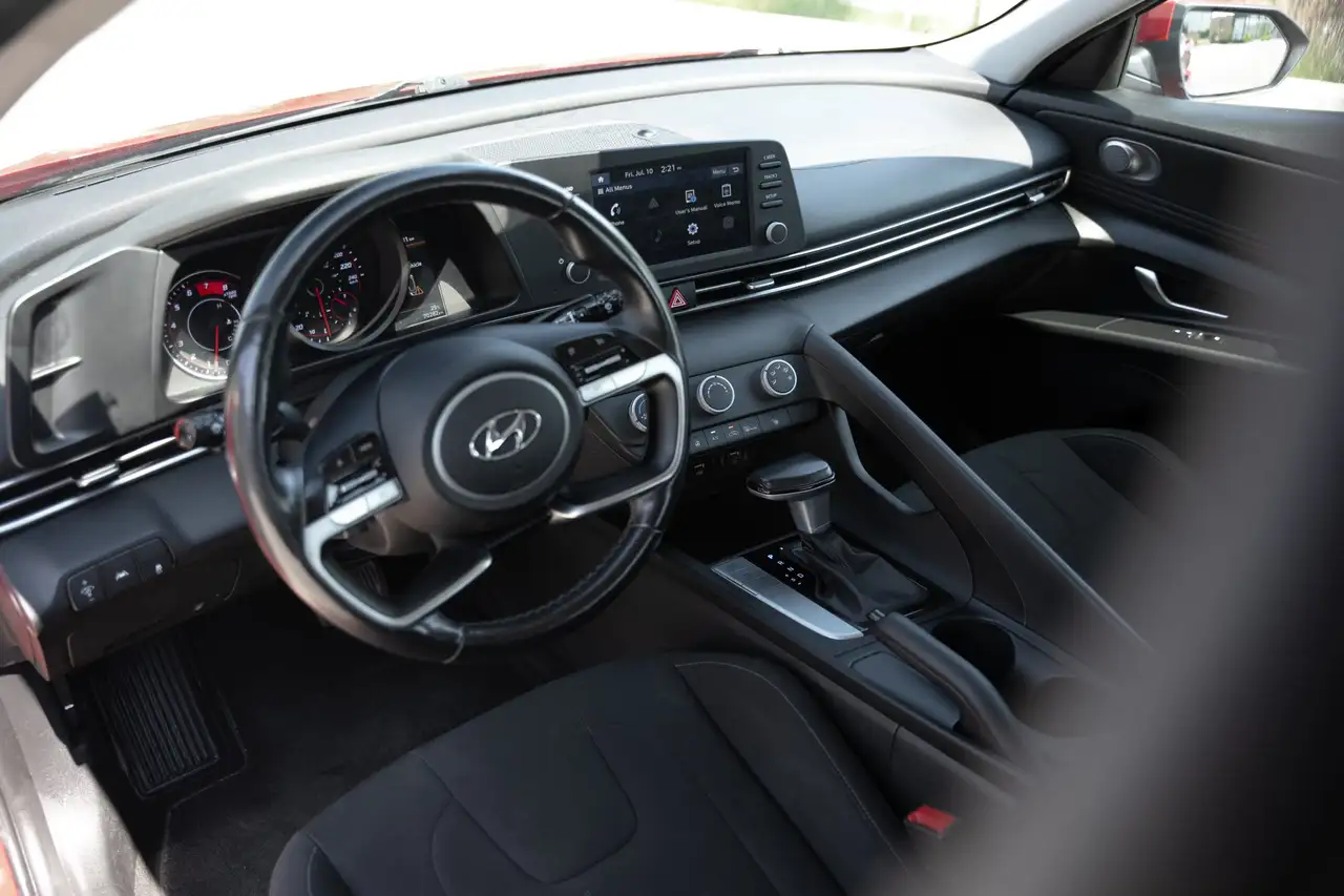 Hyundai ELANTRA photo Hyundai ELANTRA