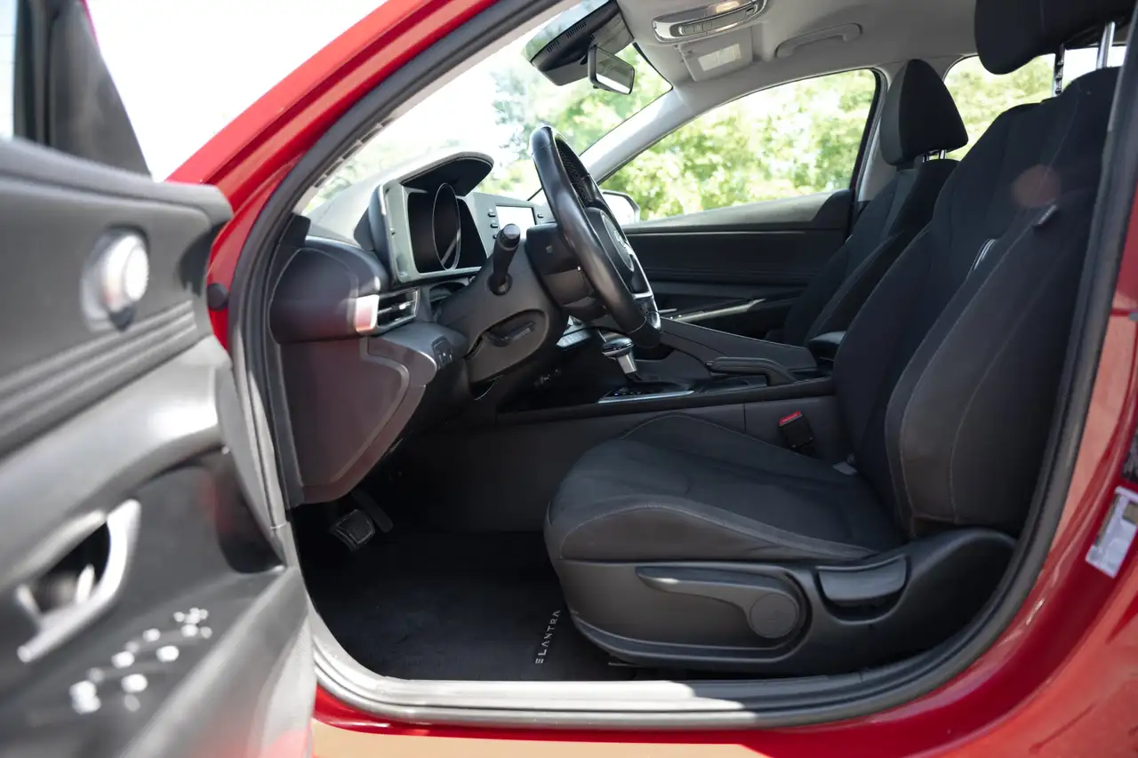 Hyundai ELANTRA photo Hyundai ELANTRA