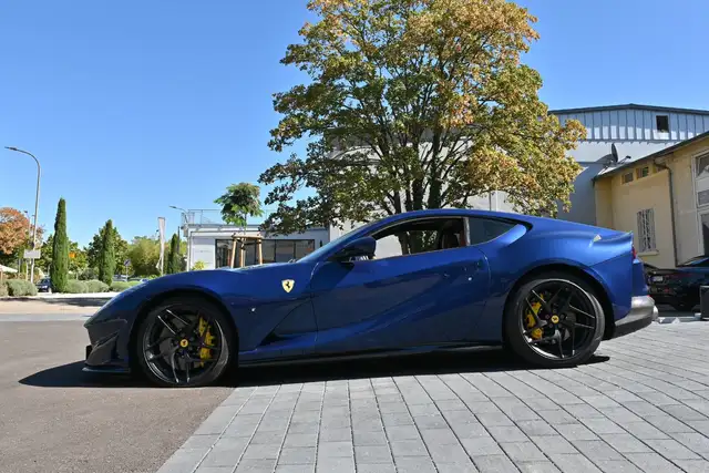 Ferrari 812 view 8