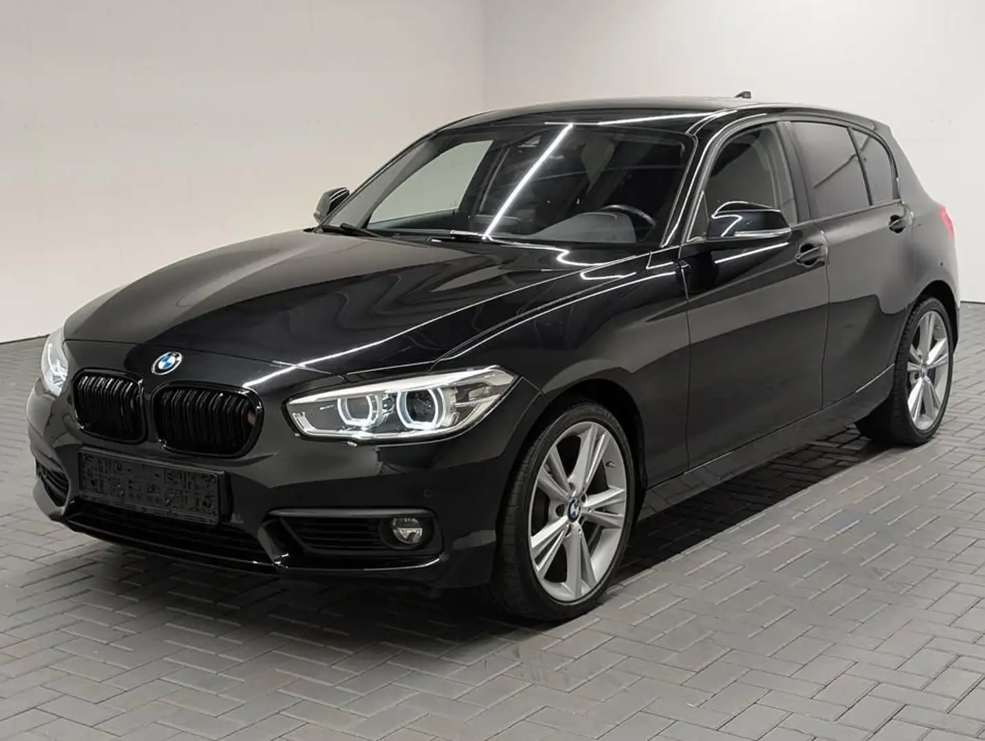 BMW 120 i Advantage LED/Navi/SHZ/PDC/Tempom./18"LM Schwarz - 1