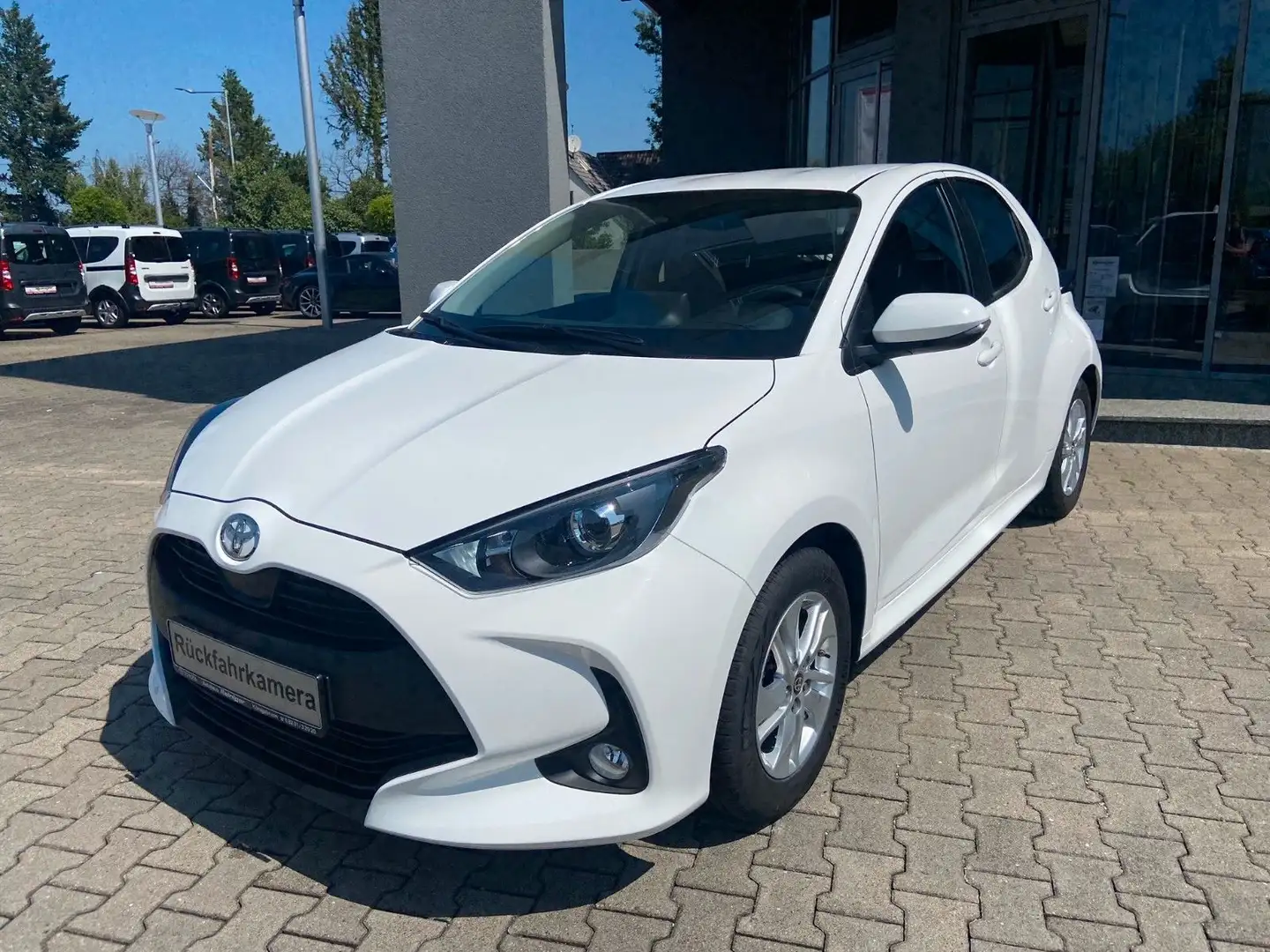 Toyota Yaris 1.5 l-VVT-i Comfort*RFK,Alufelgen,Tempomat Weiß - 1