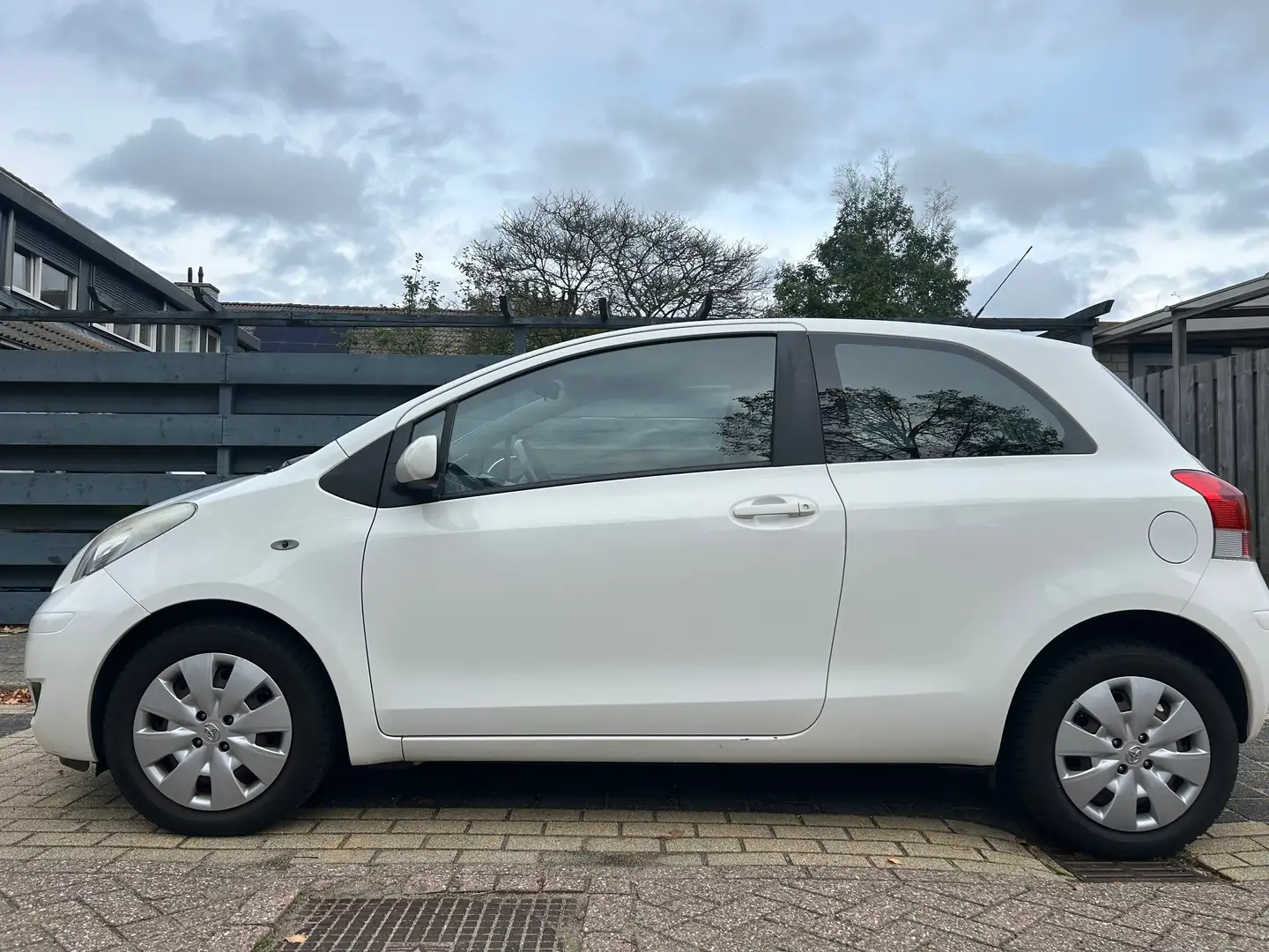 Toyota Yaris Yaris 1.3 VVTi Aspiration Biały - 1