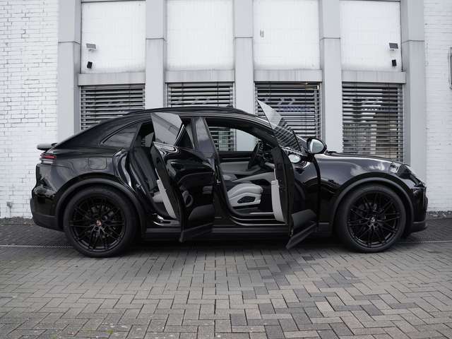 Imagine Porsche Macan 4 Electric ACC-LUFTF-PANO-BOSE-22"RS-LEDER KREIDE