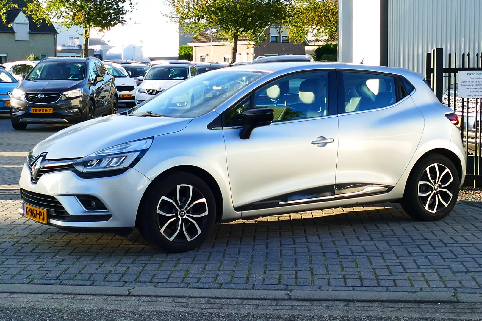 Renault Clio 0.9 TCe Intens Bj2019. Led Koplampen, Navi, Camera Grijs - 1