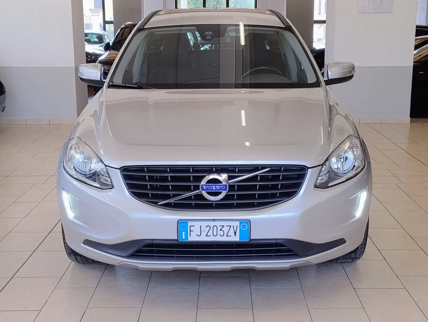 Volvo XC60 2.0 d3 Kinetic 150cv MANUALE Zilver - 2
