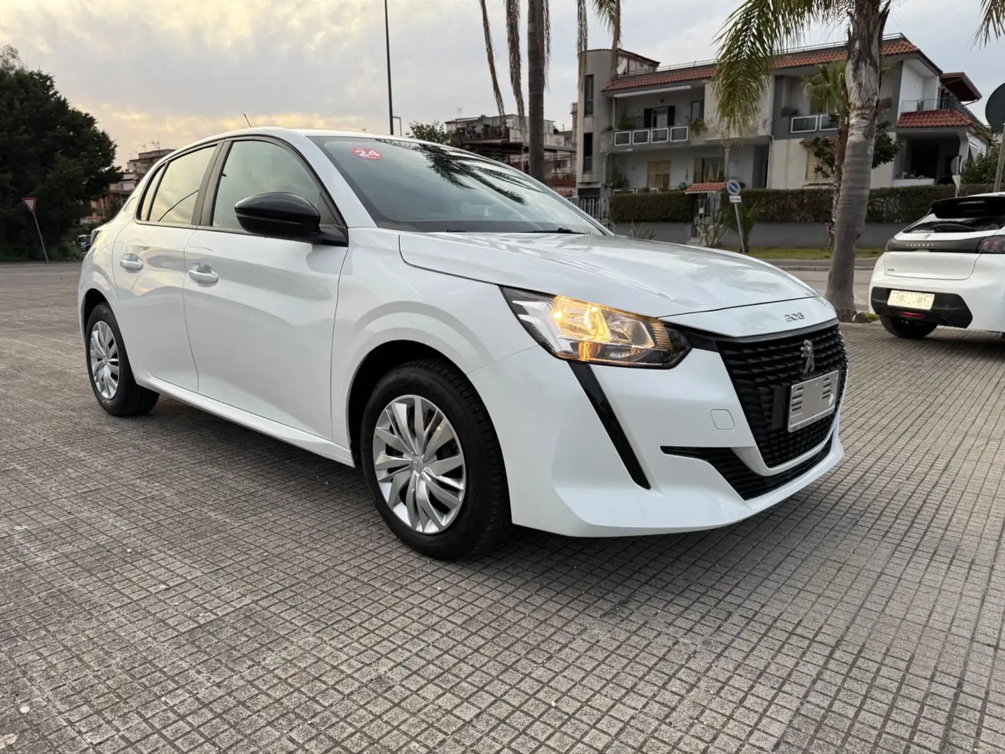 Peugeot 208 PureTech 100 Stop&Start 5 porte Allure Blanco - 1