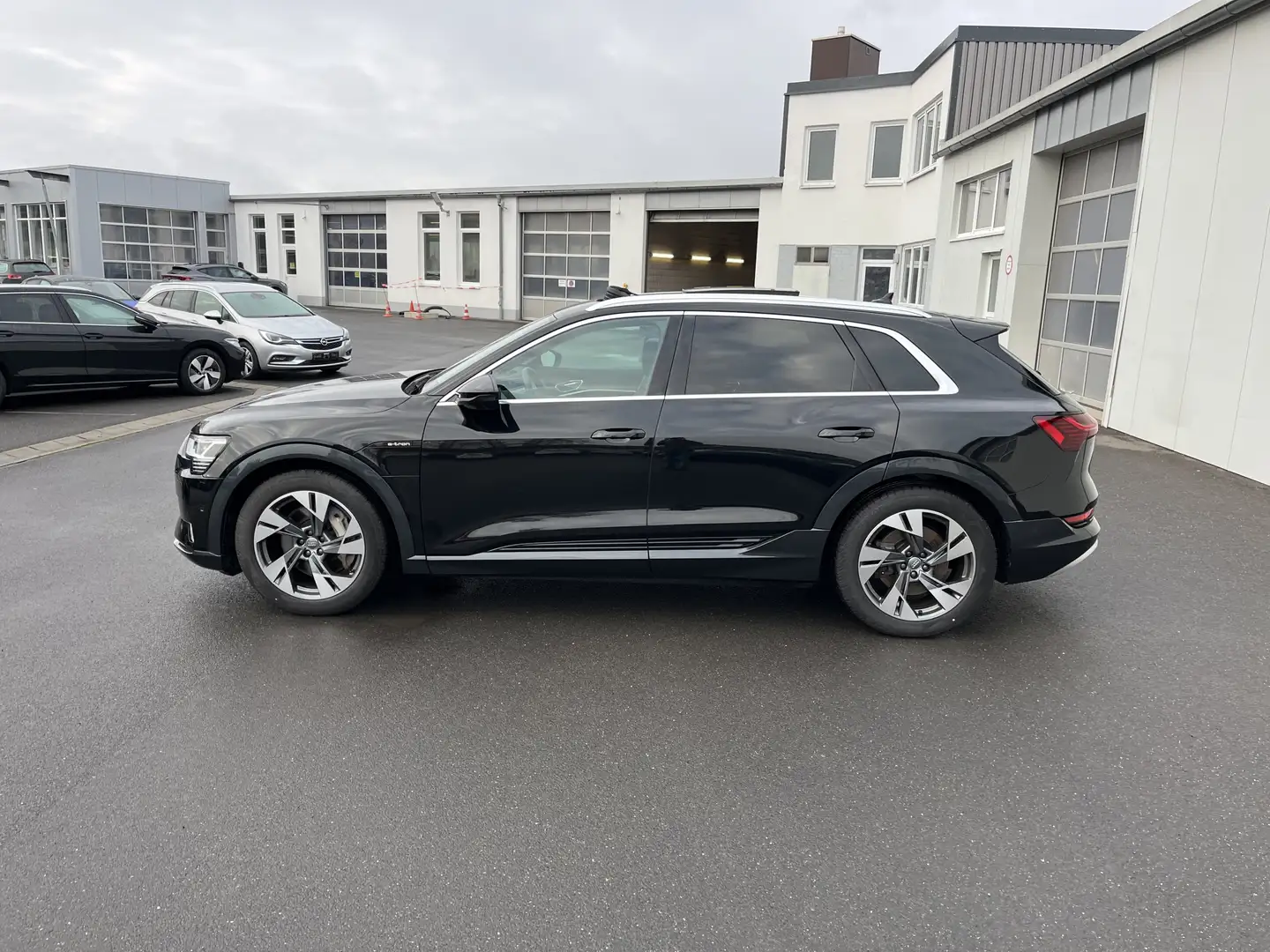 Audi e-tron quattro advanced 220€ m. 20% Anzahlung 95kWh Hea Schwarz - 2