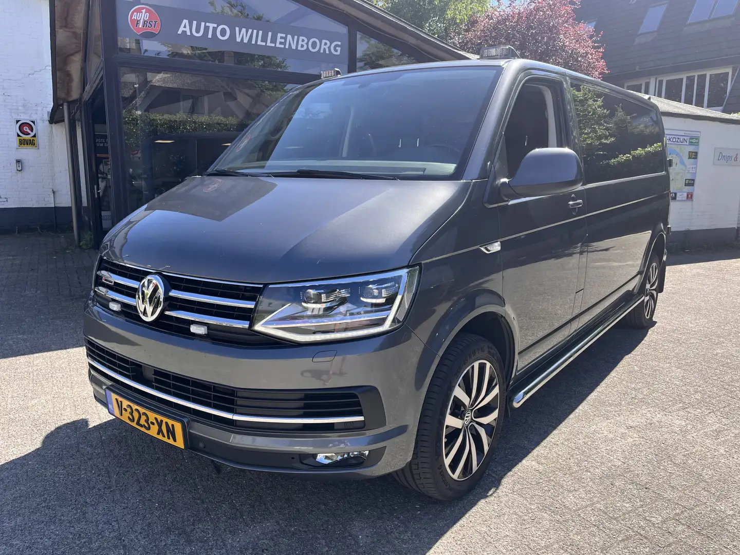 Volkswagen T6 Transporter 2.0 TDI L2H1 DC 4Motion Highline Grau - 1
