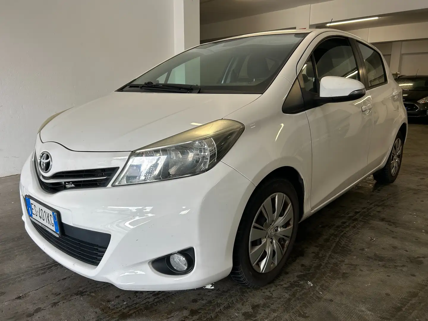 Toyota Yaris Yaris III 2013 5p 1.4 d-4d Style Weiß - 2