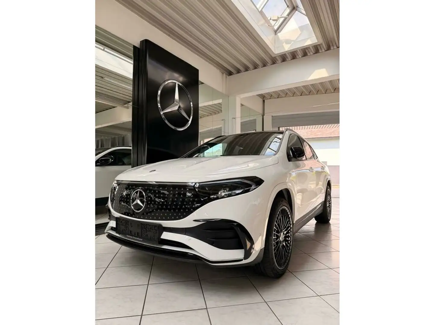 Mercedes-Benz EQA 250 + AMG PANO NIGHT Weiß - 2