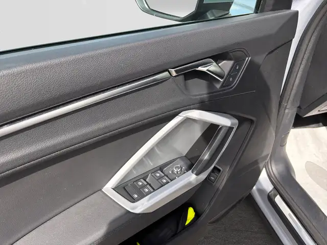 Audi Q3 view 13