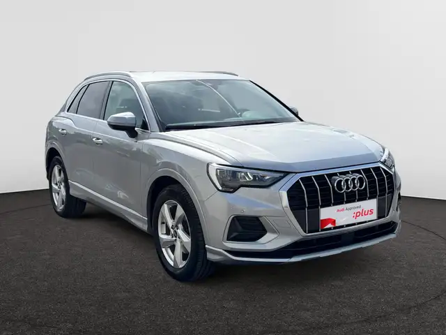 Audi Q3 view 4