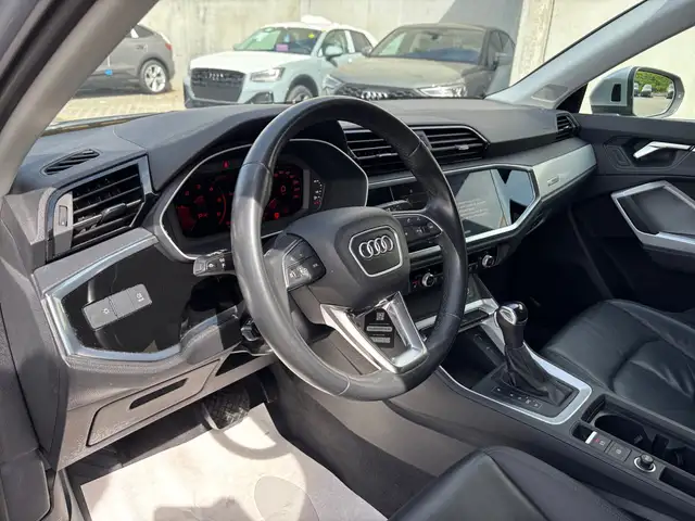 Audi Q3 view 11