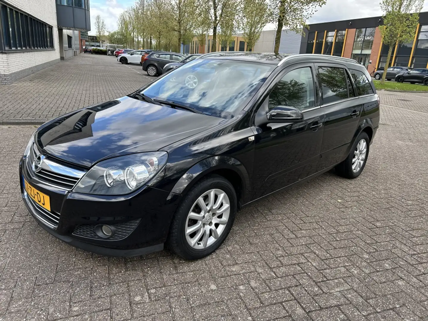Opel Astra Wagon 1.6 Temptation NAVI/CRUISE/CLIMA/TRHK/PDC/NA Zwart - 1