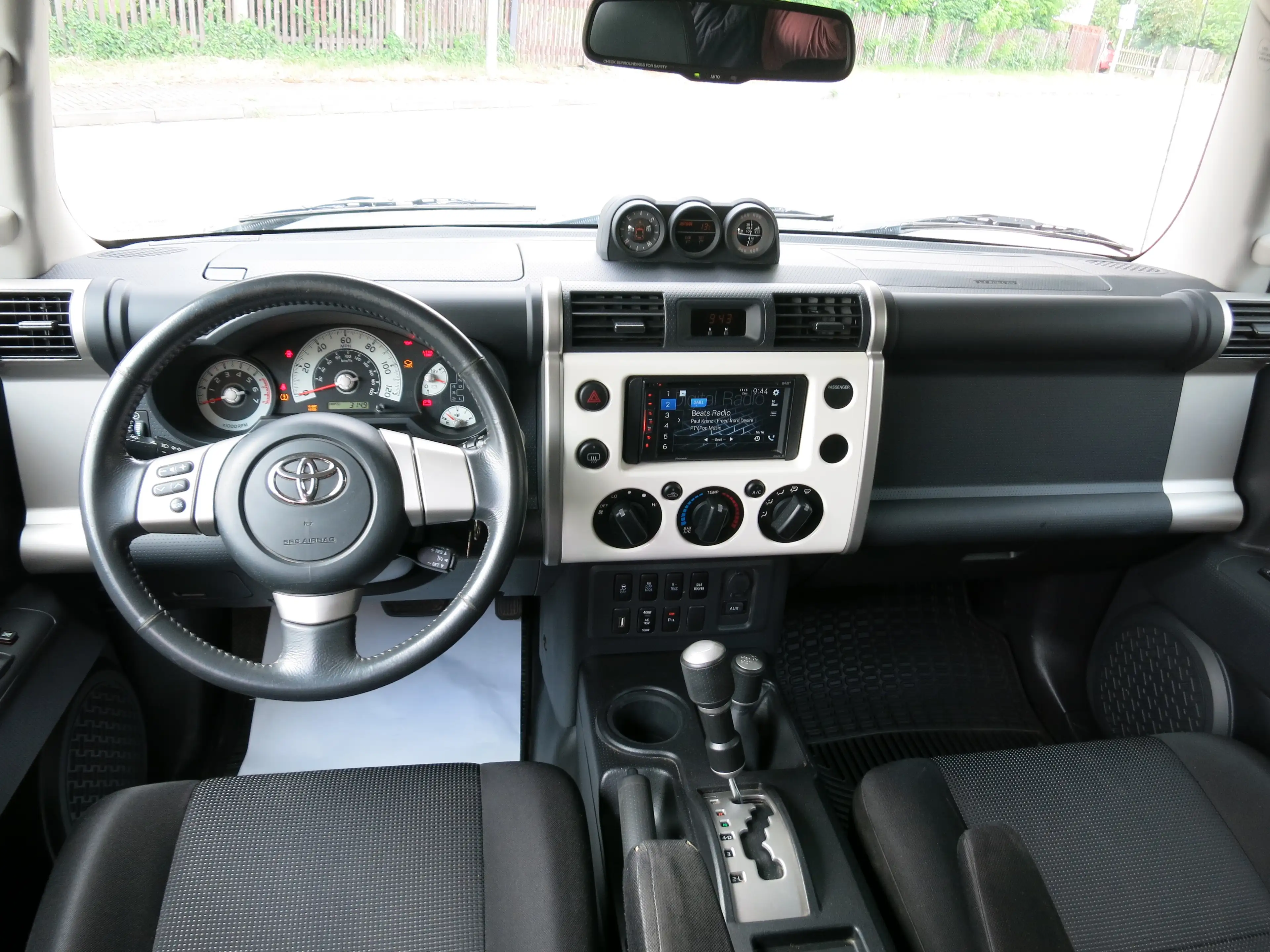 Toyota FJ Cruiser — photo 9