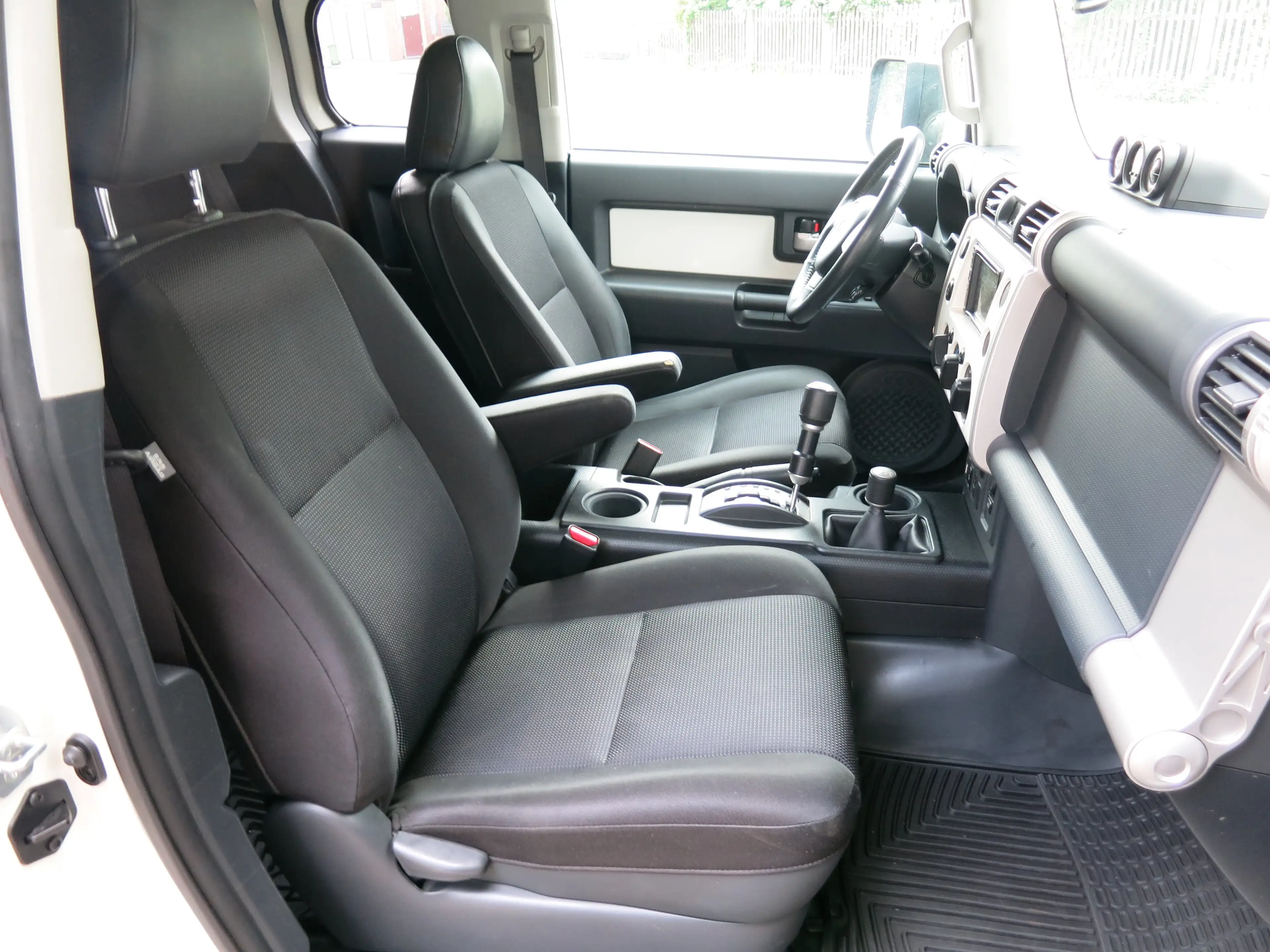 Toyota FJ Cruiser — photo 11