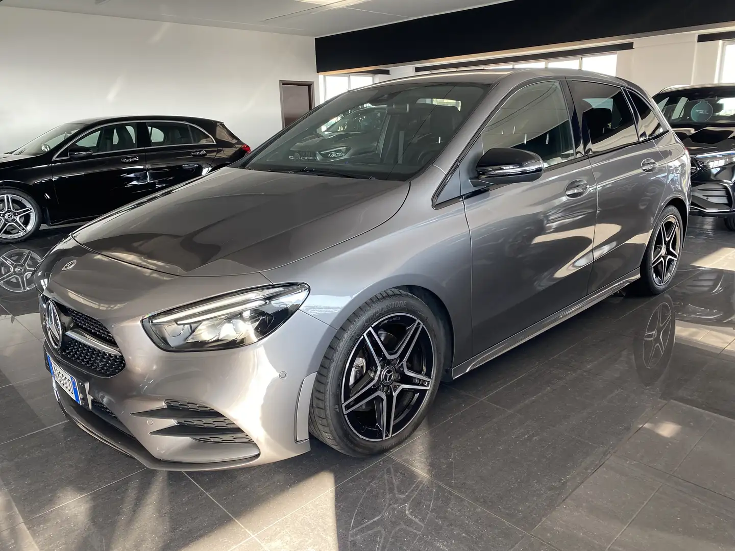 Mercedes-Benz B 180 d PremiumAMG Night Edition LUCI64-SERVICE MERCEDES Gris - 2