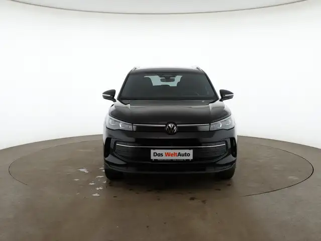 Volkswagen Tiguan view 3