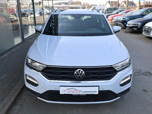 Volkswagen T-Roc view 3