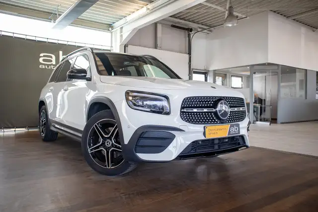Mercedes-Benz GLB view 3