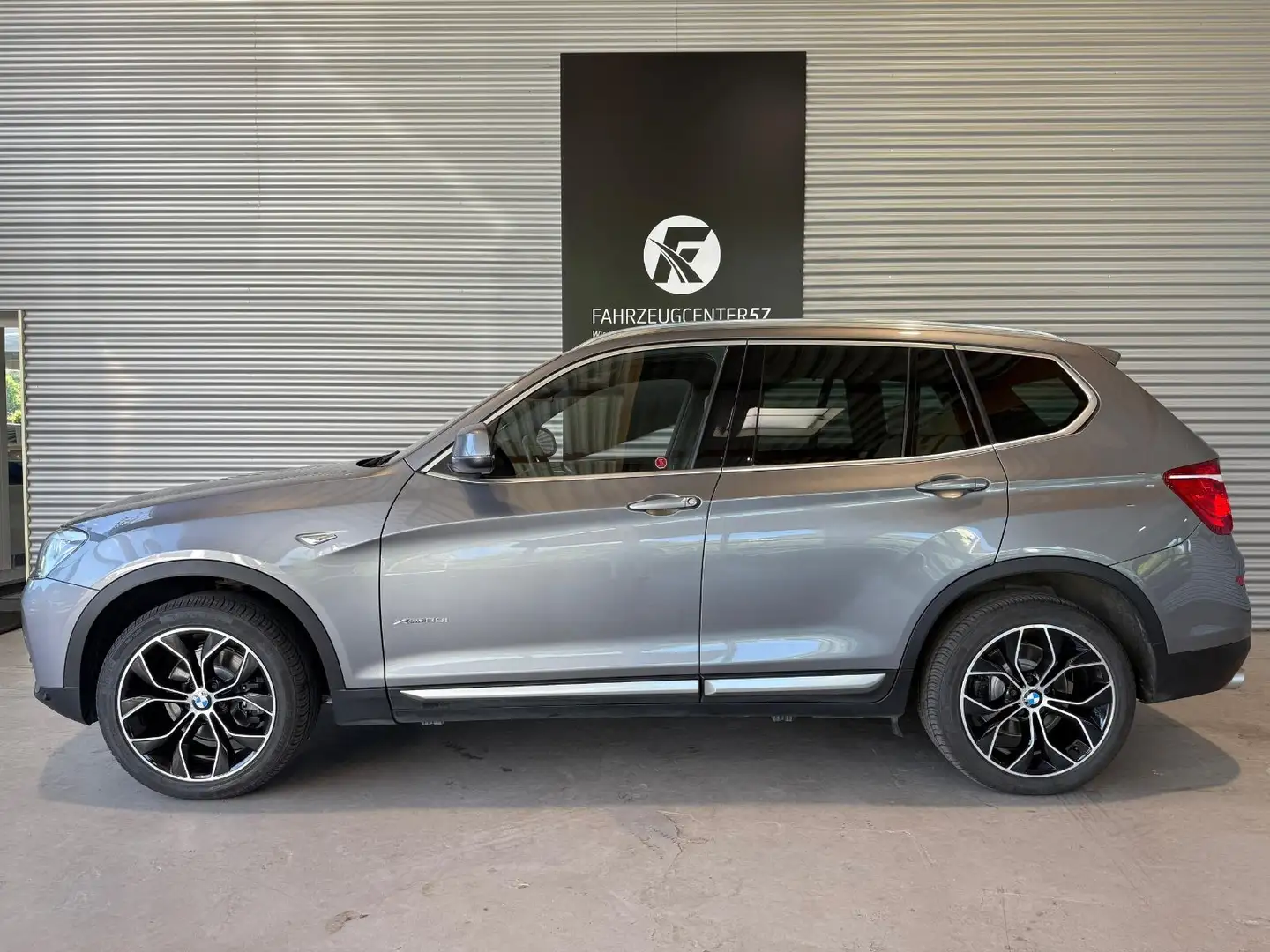 BMW X3 xDrive28i xLine/BI-XENON/CARPLAY/PANO/RFK Grau - 2