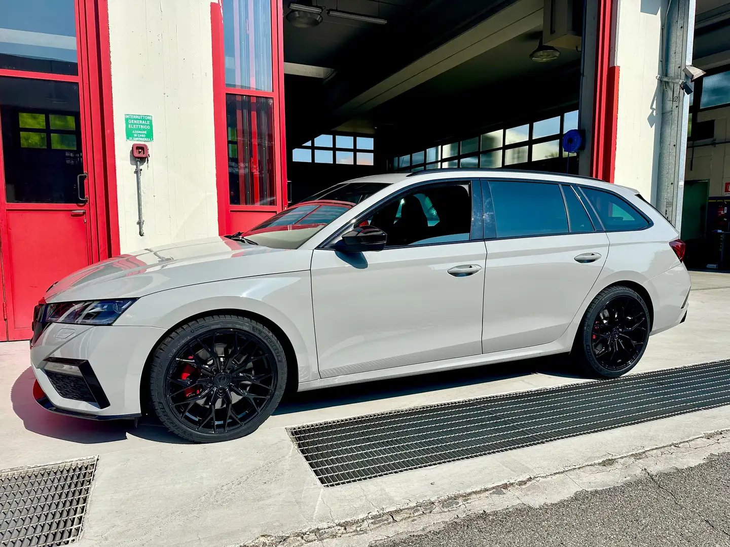 Skoda Octavia Wagon 2.0 tsi RS dsg - 1