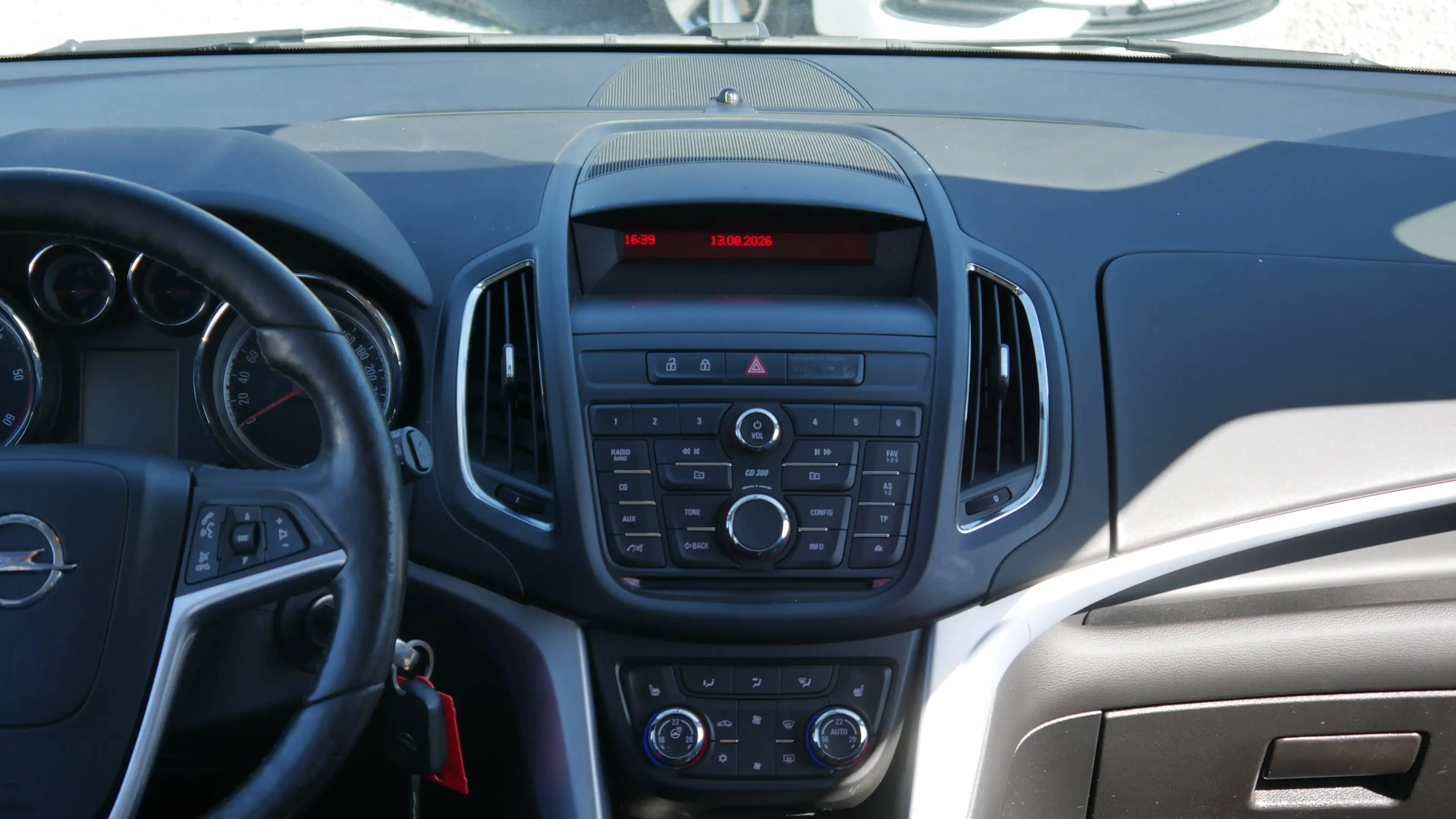 Opel Zafira Tourer Automatikgetriebe Scheckheft TÜV,- Kundendienst Neu Lenkrad,- Sitzheizung — photo 9