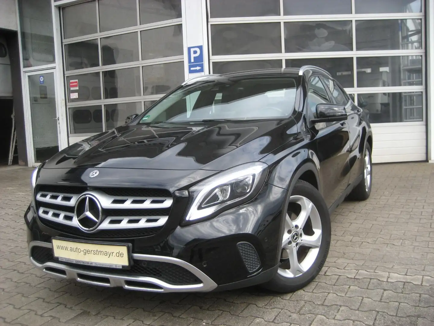 Mercedes-Benz GLA 180 - Navi - 360° - Noir - 1