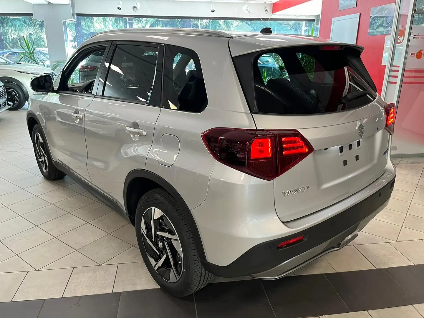 Suzuki Vitara 2026 1.4h TOP4wd AUTOM 110cv risparmio 7500€ Argento - 2