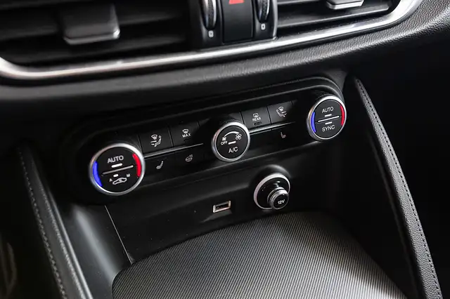 Alfa Romeo Stelvio Veloce 2,2 16V 210 AT8 Q4 Ansicht 9