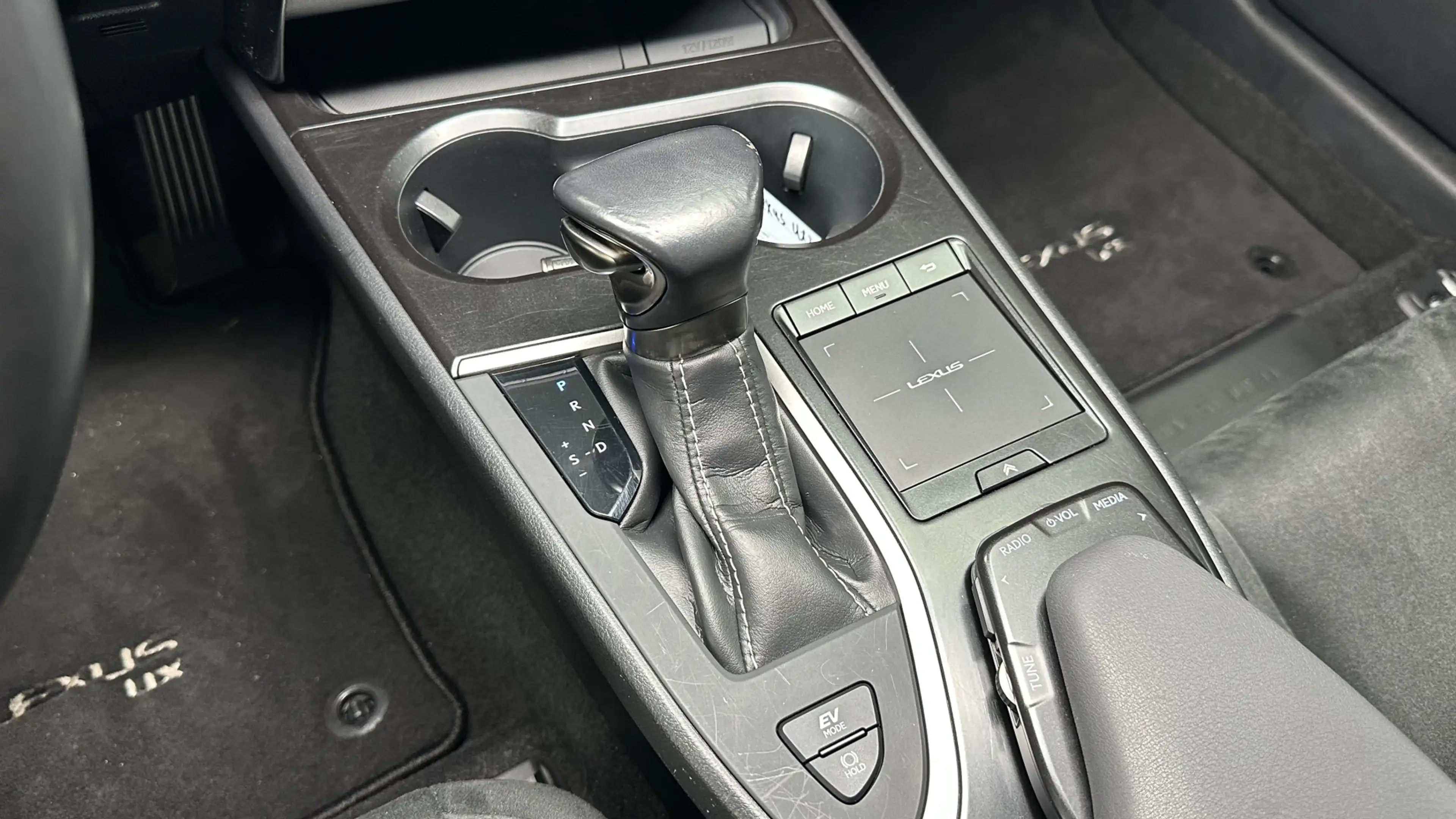 Lexus UX 250h First Edition VERKOCHT! Stoel/stuur verwr. Carpaly — photo 24