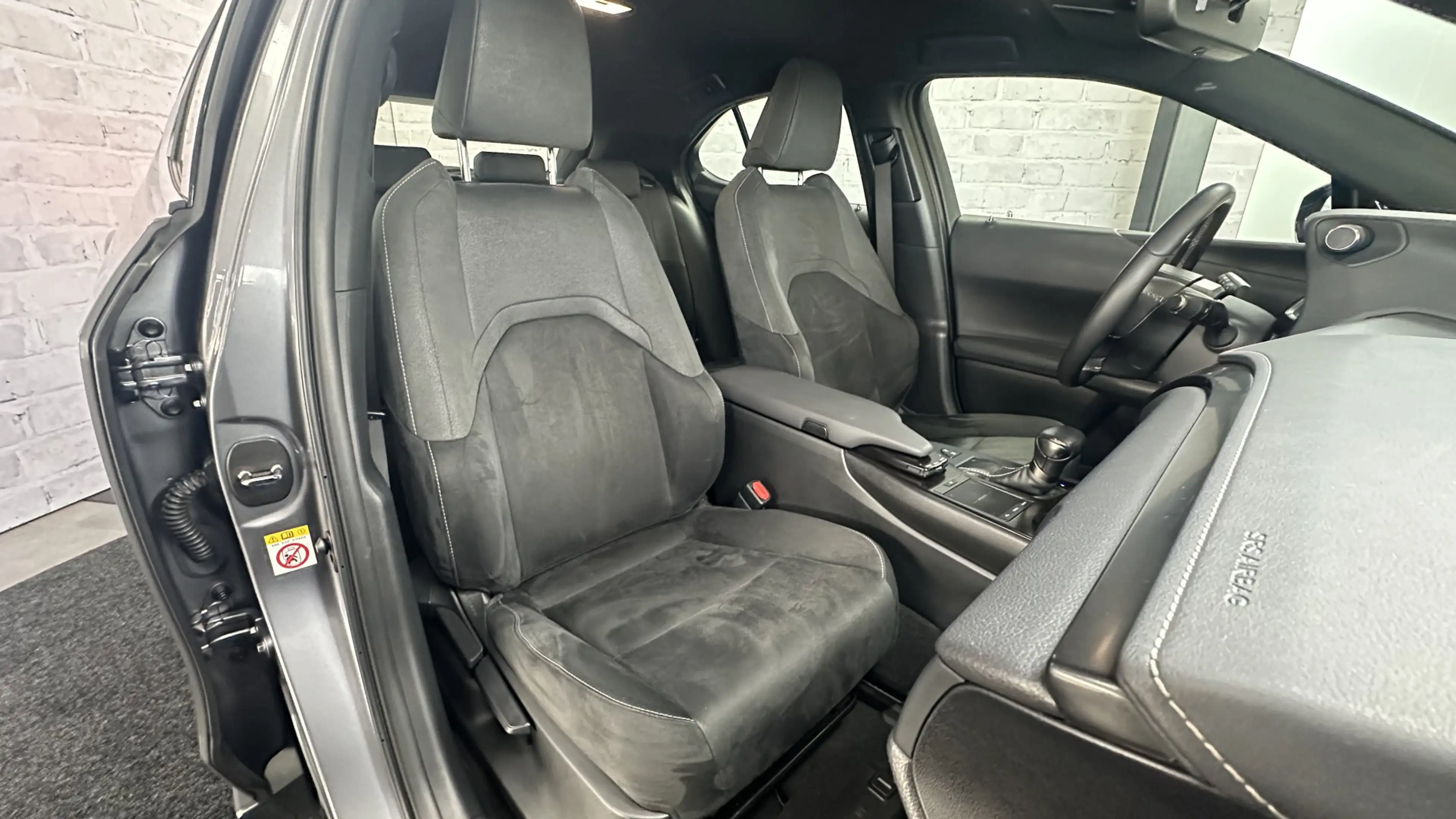 Lexus UX 250h First Edition VERKOCHT! Stoel/stuur verwr. Carpaly — photo 33