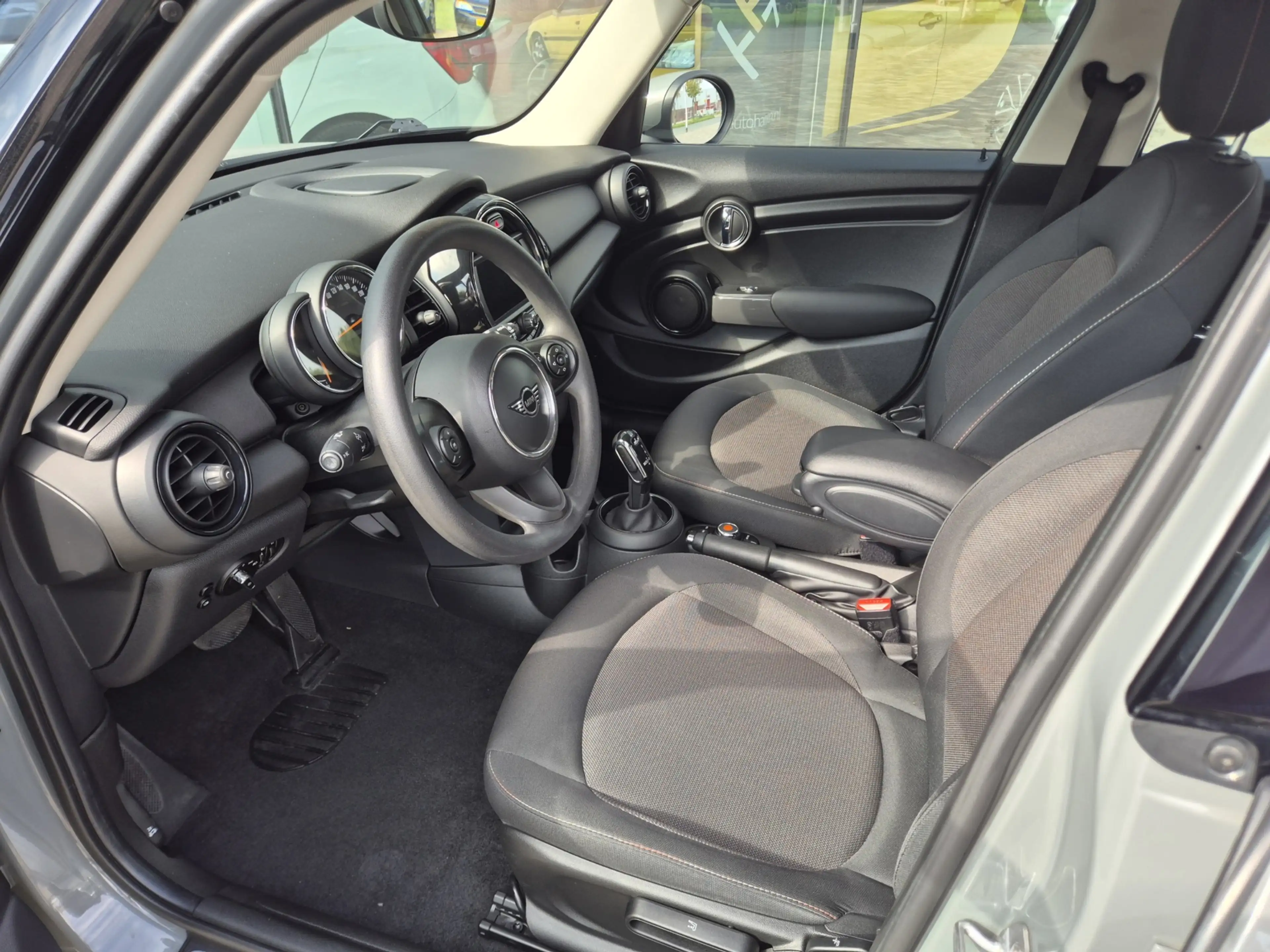 MINI One 1.5 5-deurs, NAP, 17 inch, PDC, Climate Control — photo 5