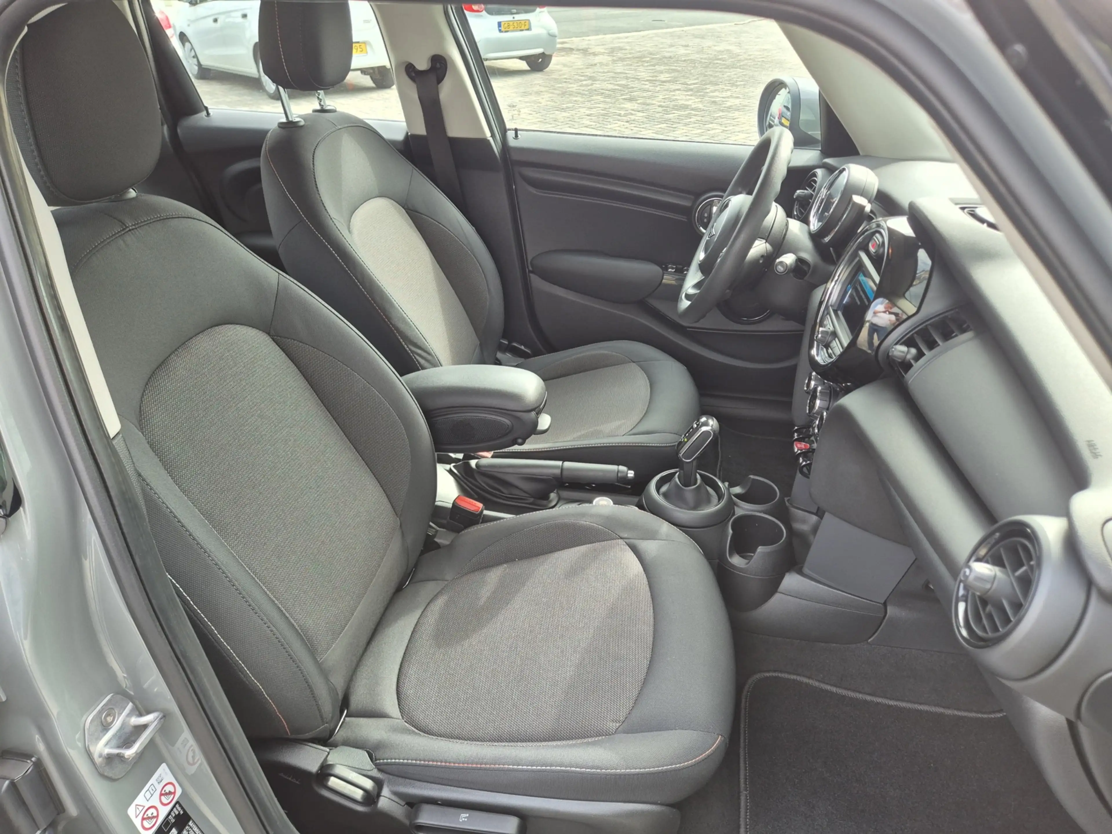 MINI One 1.5 5-deurs, NAP, 17 inch, PDC, Climate Control — photo 9