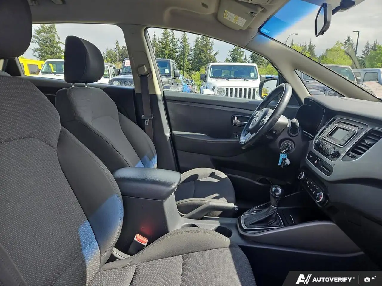 Kia Rondo снимка Kia Rondo