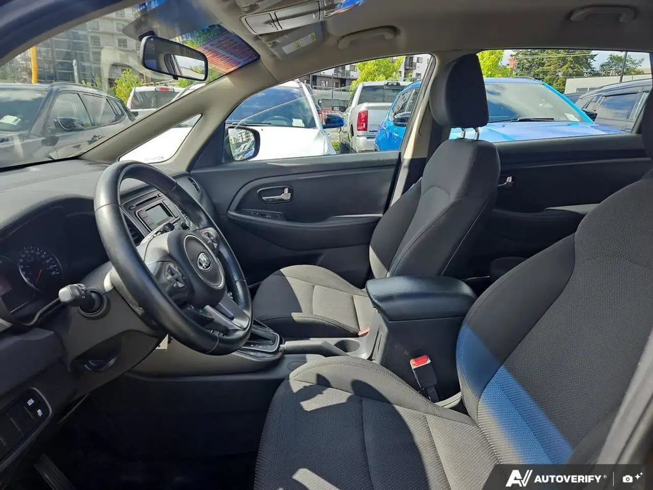 Kia Rondo снимка Kia Rondo