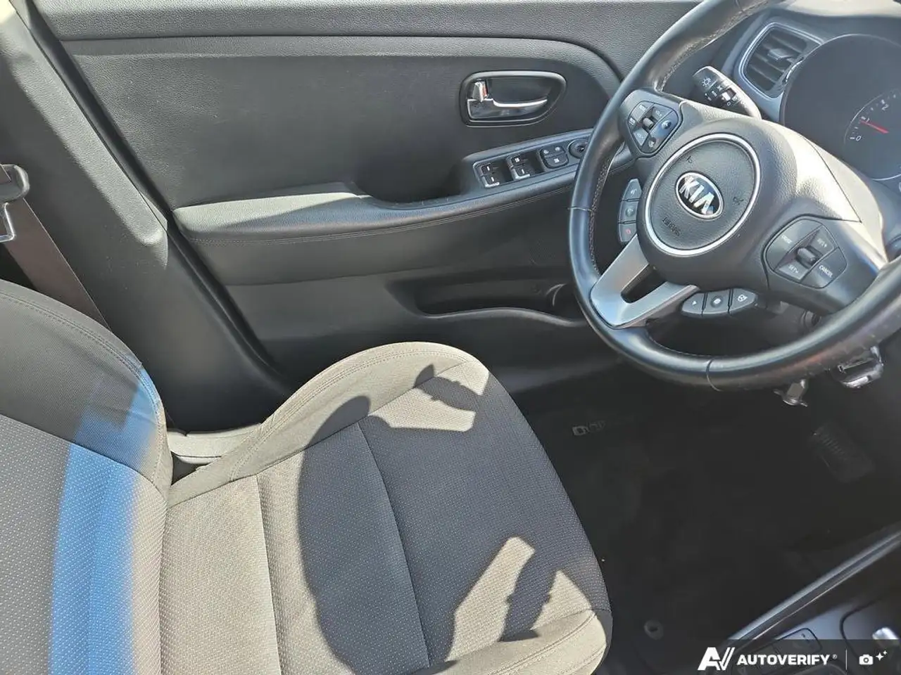 Kia Rondo снимка Kia Rondo