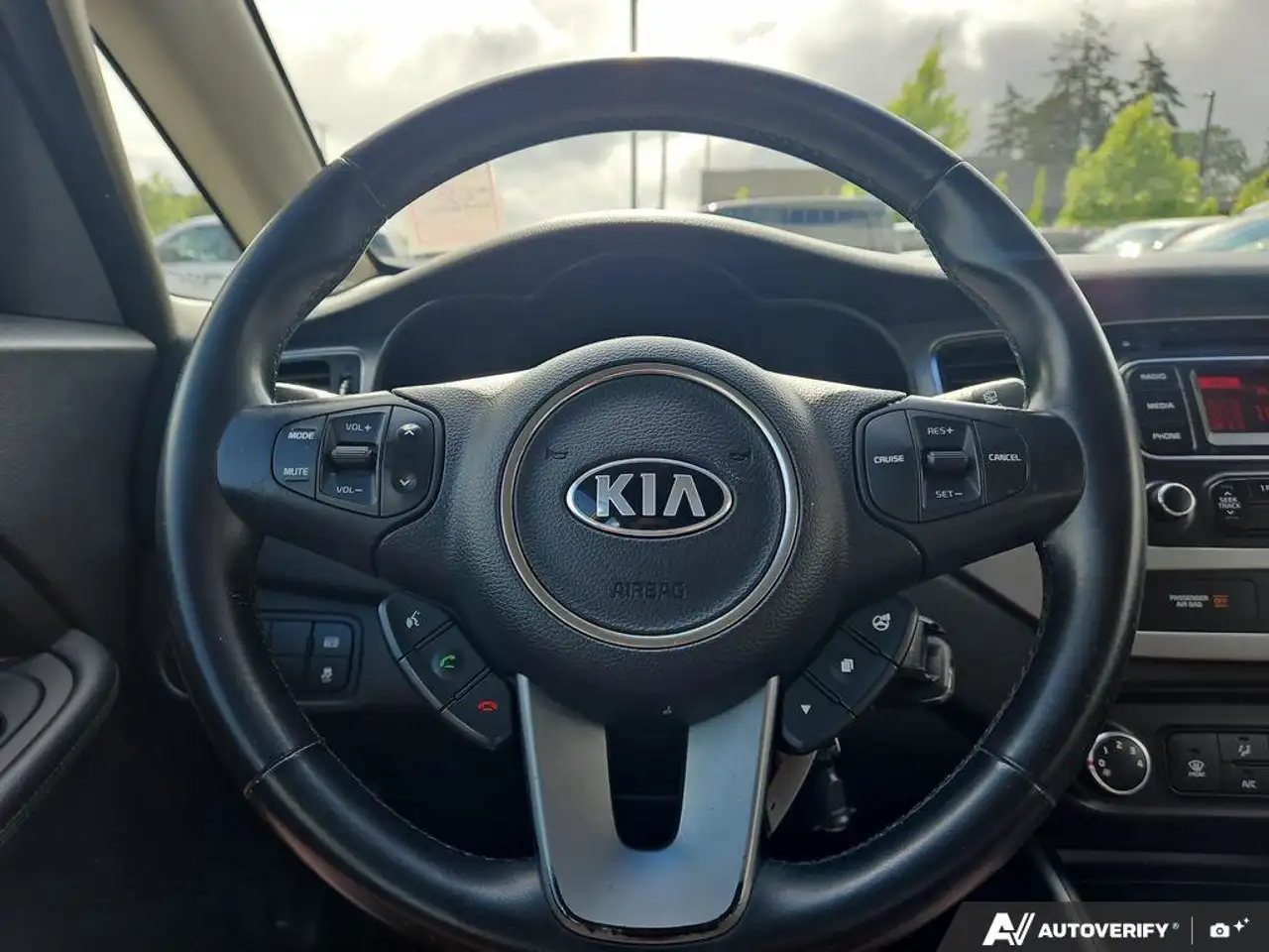 Kia Rondo снимка Kia Rondo