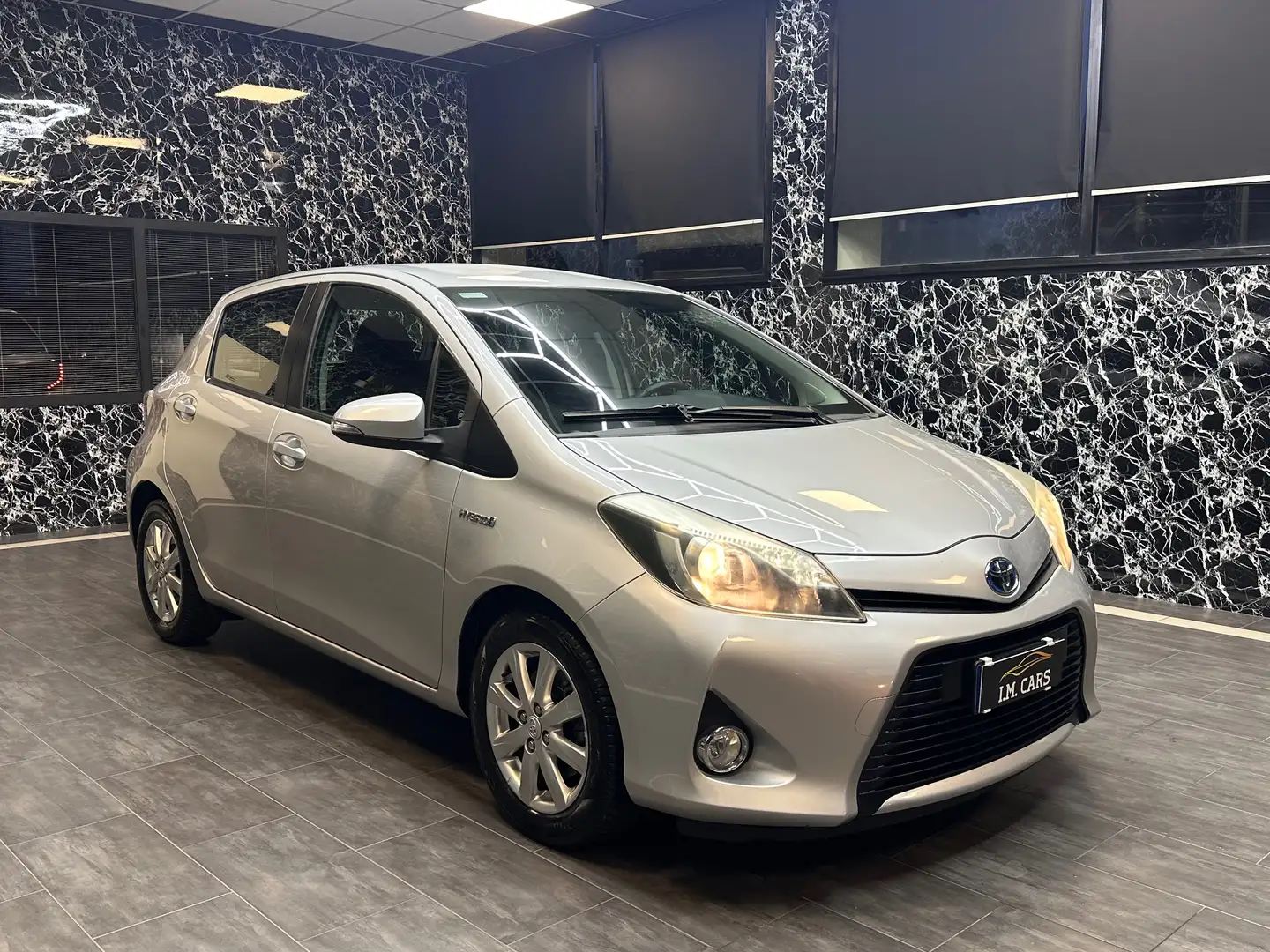 Toyota Yaris 5p 1.5h Lounge Argento - 1