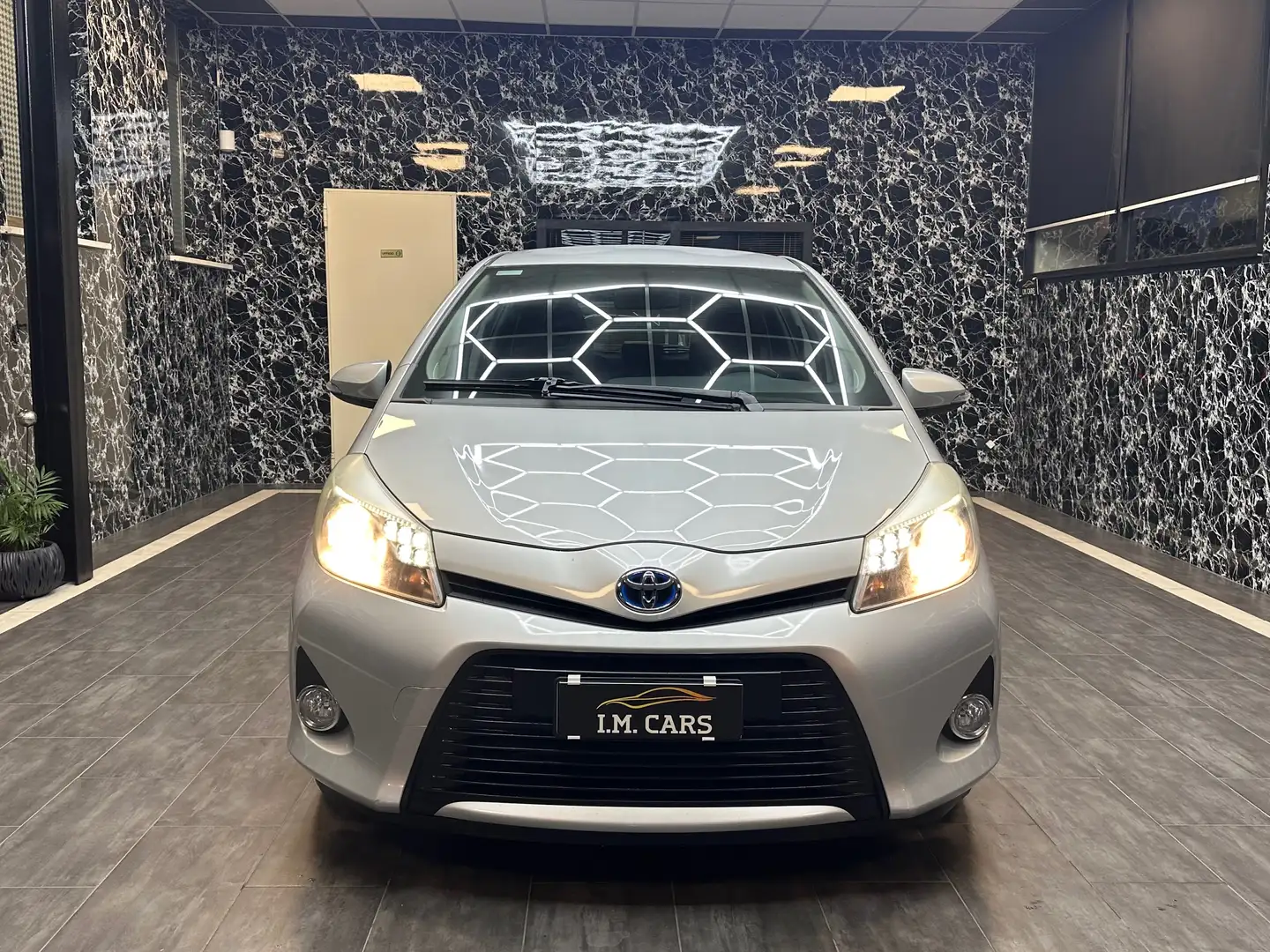Toyota Yaris 5p 1.5h Lounge Argento - 2
