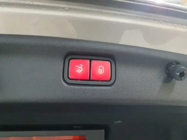 Mercedes-Benz C-Class view 16