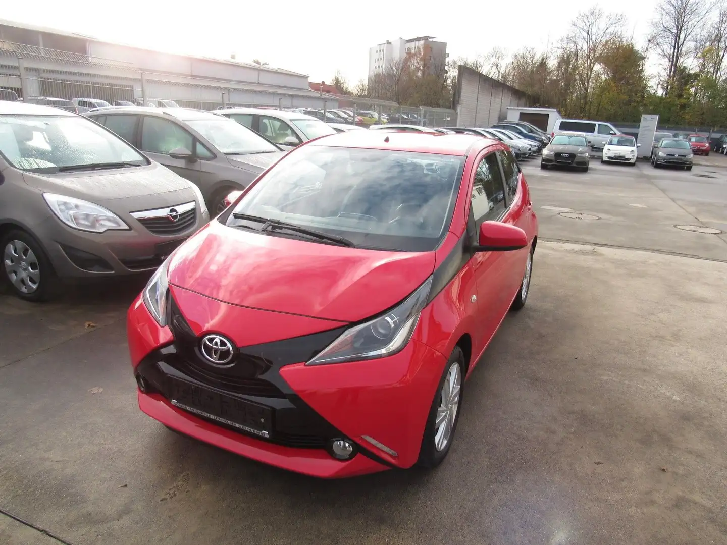 Toyota Aygo AYGO x-play touch,ALU,KLIMA,E-FENSTER. Rouge - 1