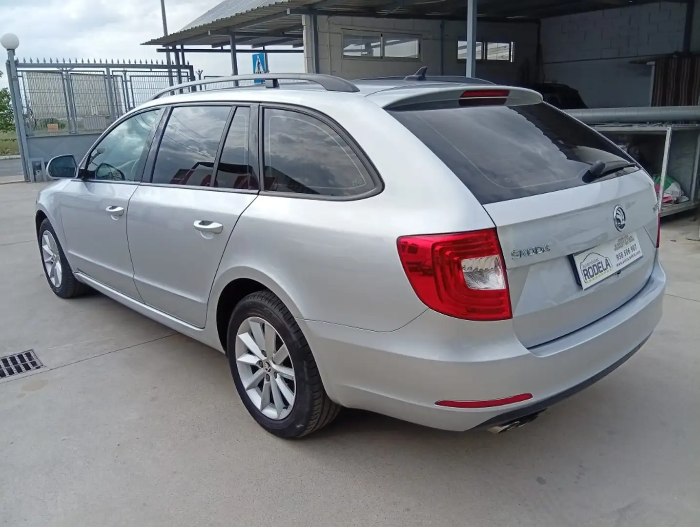 Skoda Superb 2.0TDI CR Ambition DSG Gris - 2