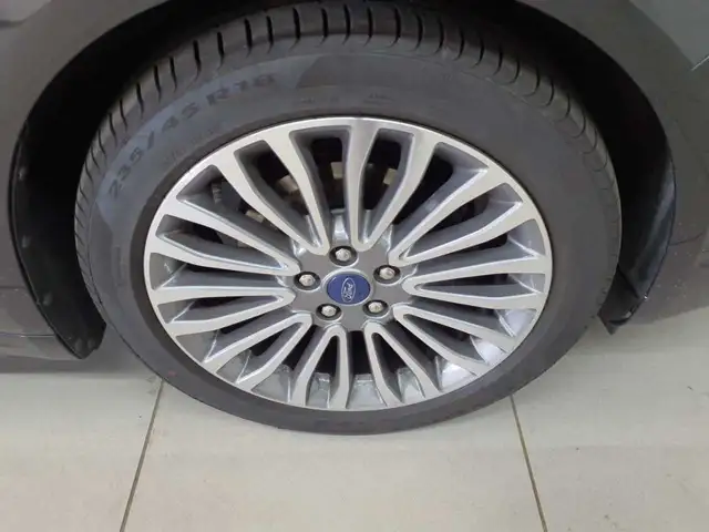 Ford Mondeo view 17