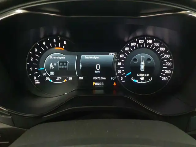 Ford Mondeo view 11